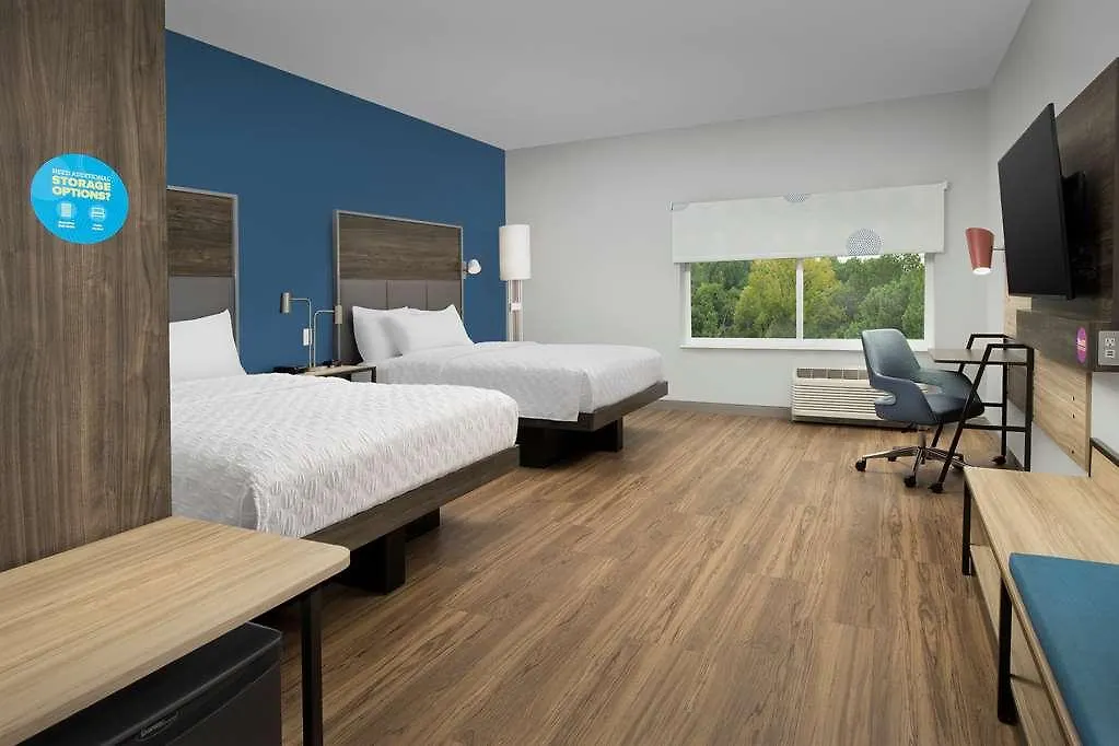 Tru By Hilton Charlotte Airport Lake Pointe Hotel